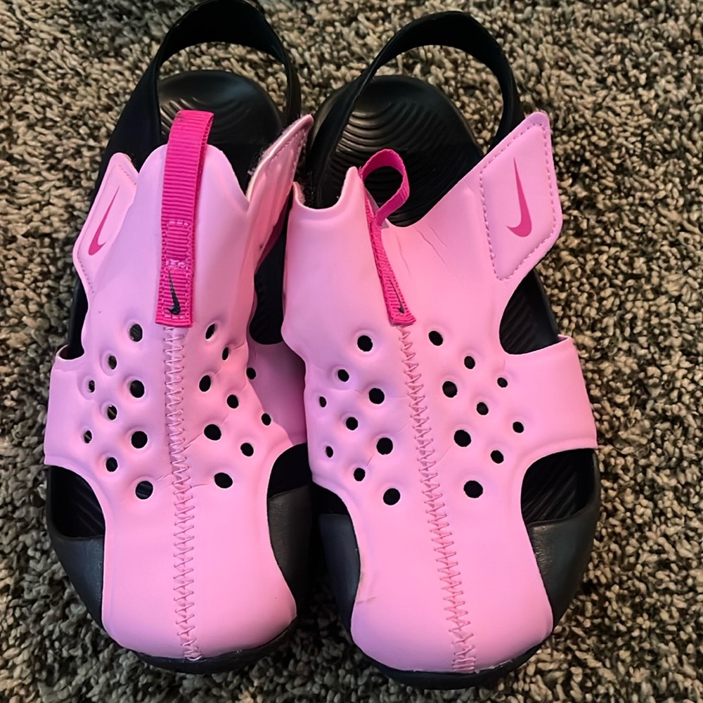 Nike water shoes never worn🩷